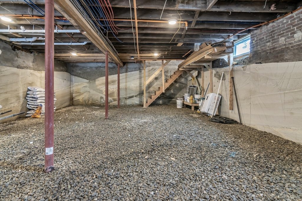 Worcester, Massachusetts 01610, United States, 9 Bedrooms Bedrooms, ,3 BathroomsBathrooms,Residential,Pending,153506