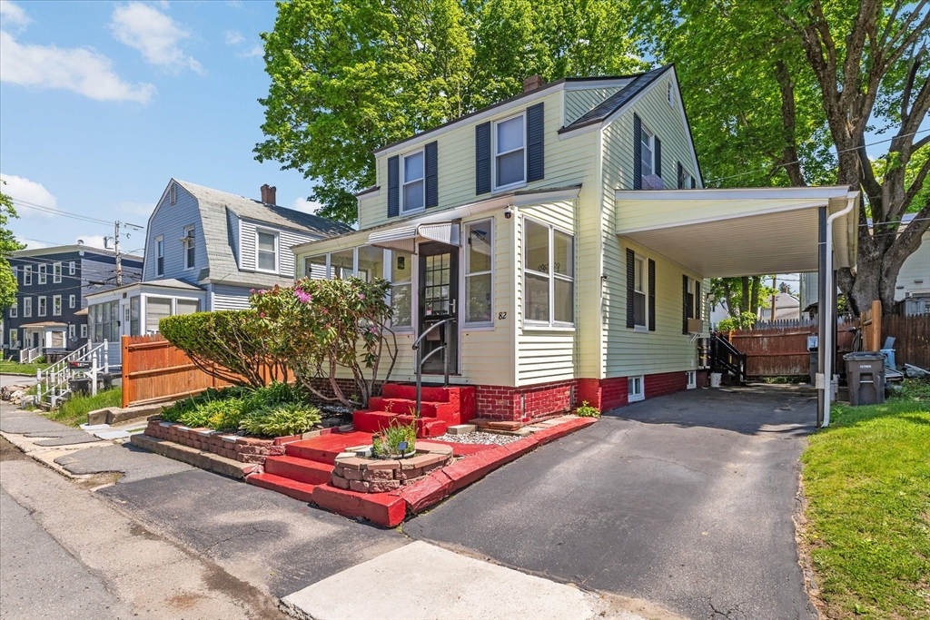 82 Rich St