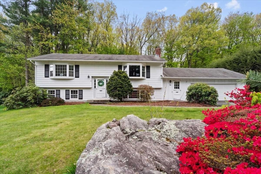 Photo of 34 Fort Sumter Dr, Holden, MA