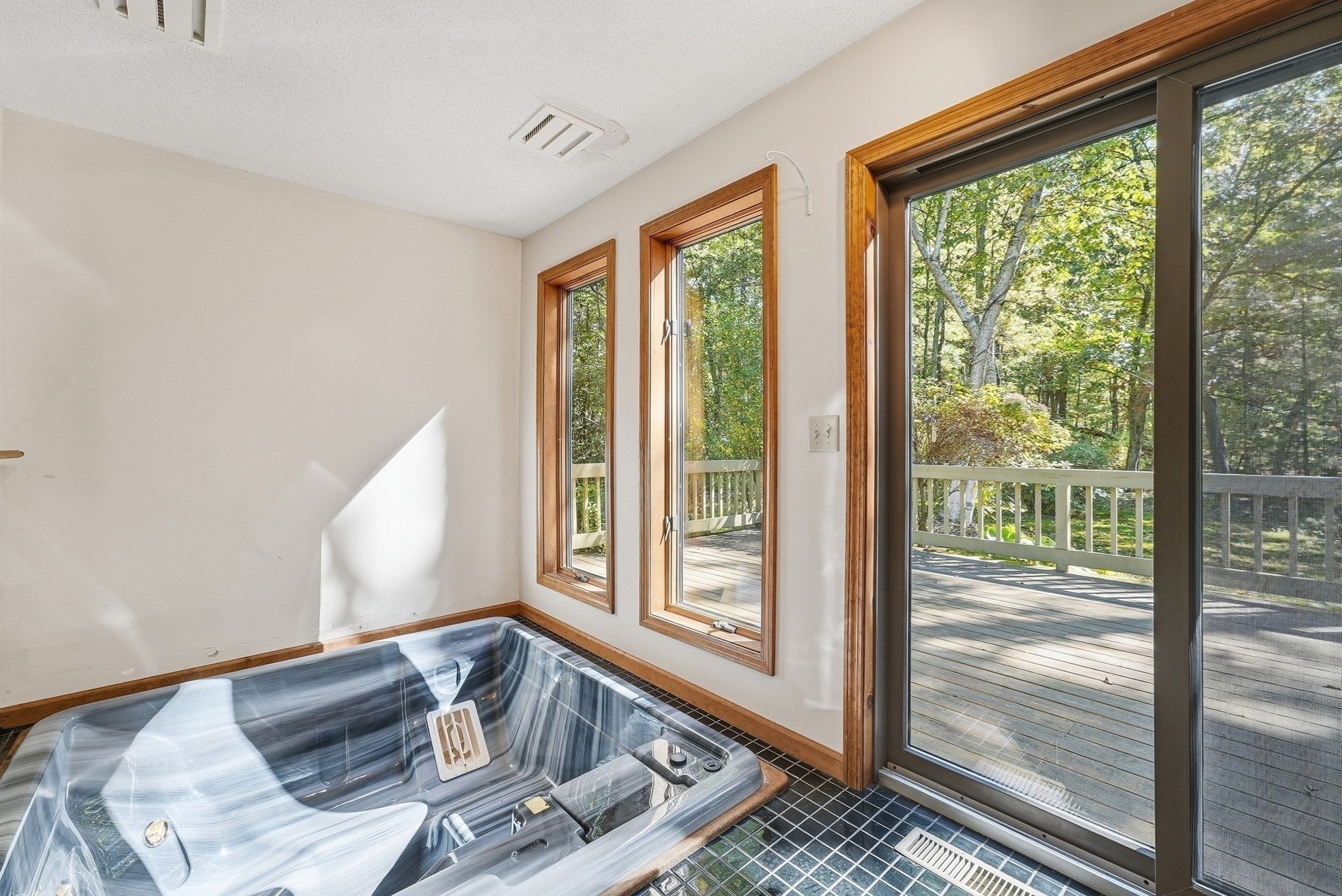 127 Pleasant St, Southampton, MA Photo #27