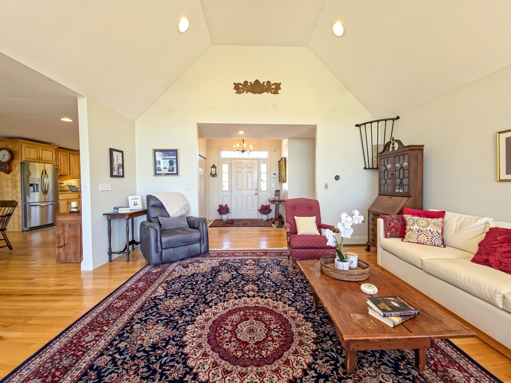 4 Mainstay Ln