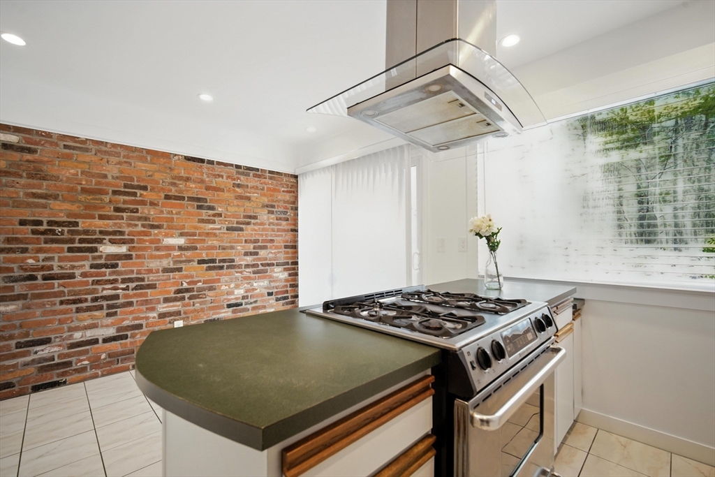 Springfield, Massachusetts 01108, United States, 2 Bedrooms Bedrooms, ,2 BathroomsBathrooms,Residential,Active,164439