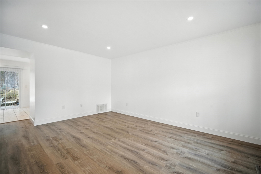 Springfield, Massachusetts 01108, United States, 2 Bedrooms Bedrooms, ,2 BathroomsBathrooms,Residential,Active,164439