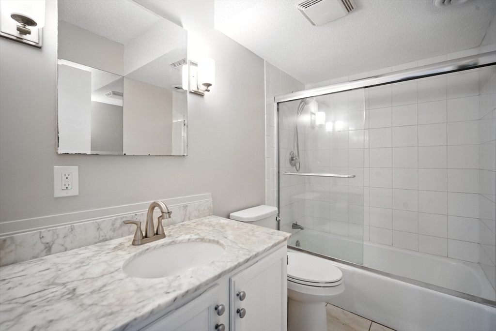 Springfield, Massachusetts 01108, United States, 2 Bedrooms Bedrooms, ,2 BathroomsBathrooms,Residential,Active,164439