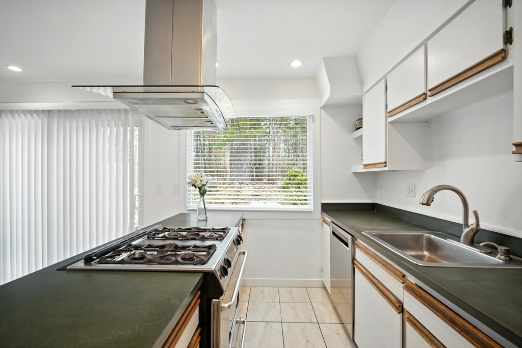 Springfield, Massachusetts 01108, United States, 2 Bedrooms Bedrooms, ,2 BathroomsBathrooms,Residential,Active,164439