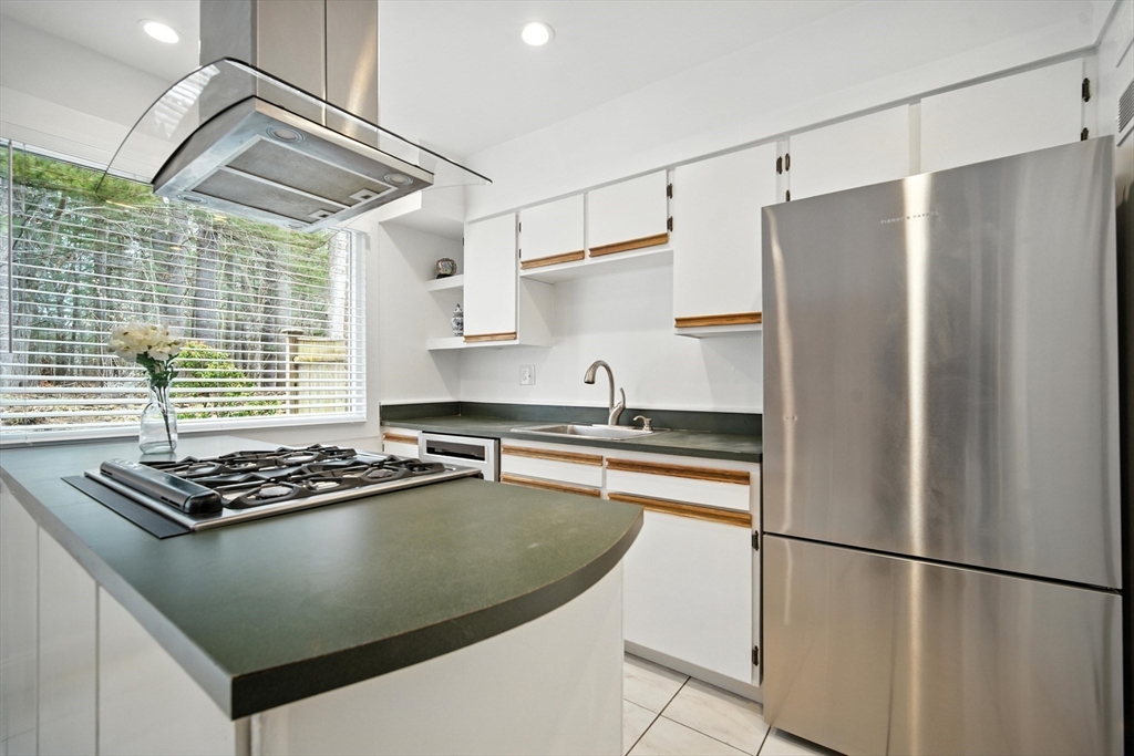 Springfield, Massachusetts 01108, United States, 2 Bedrooms Bedrooms, ,2 BathroomsBathrooms,Residential,Active,164439