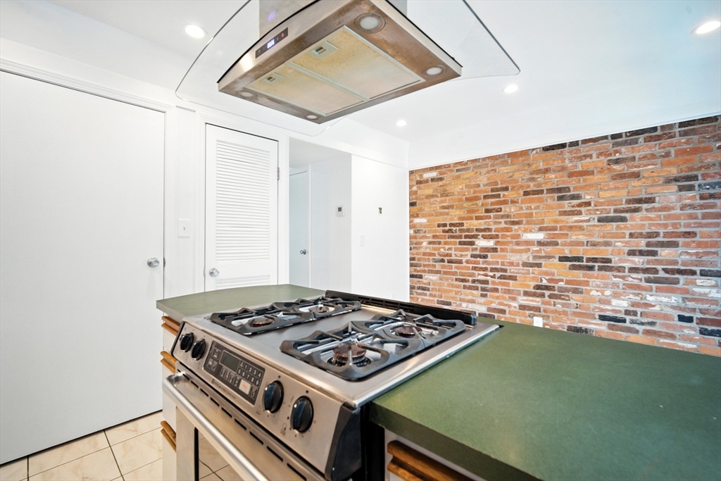 Springfield, Massachusetts 01108, United States, 2 Bedrooms Bedrooms, ,2 BathroomsBathrooms,Residential,Active,164439