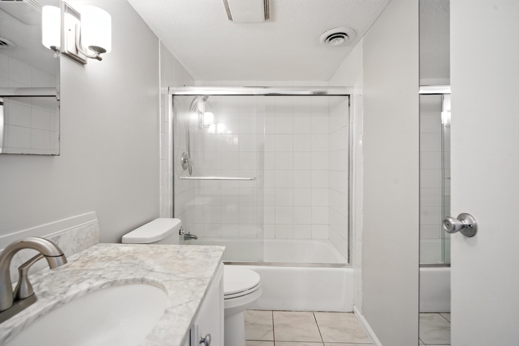 Springfield, Massachusetts 01108, United States, 2 Bedrooms Bedrooms, ,2 BathroomsBathrooms,Residential,Active,164439