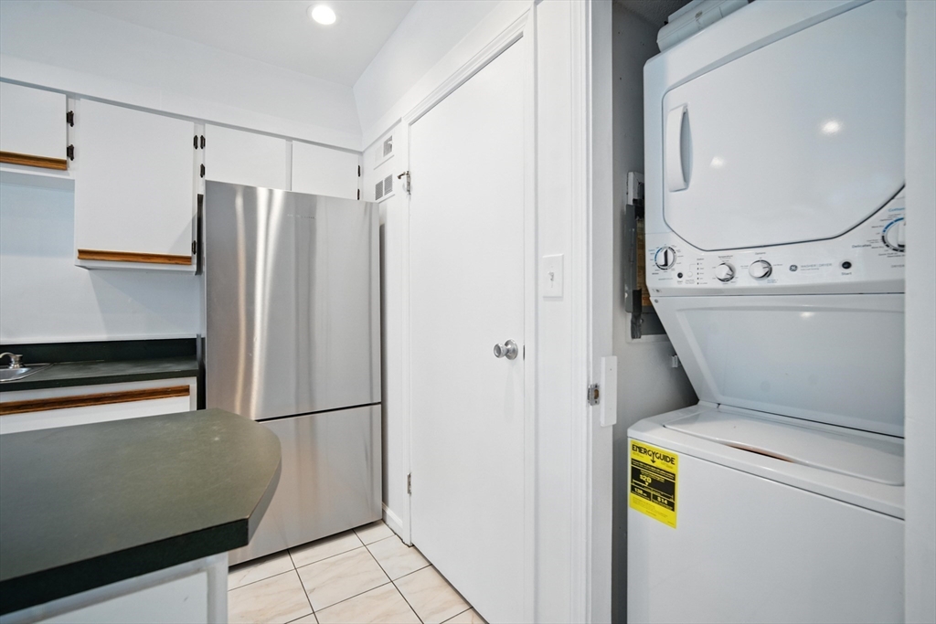 Springfield, Massachusetts 01108, United States, 2 Bedrooms Bedrooms, ,2 BathroomsBathrooms,Residential,Active,164439