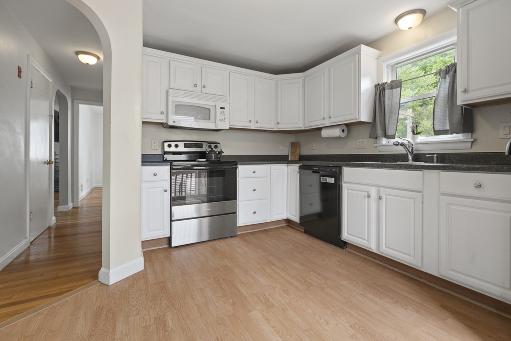 92 Laurie Ave