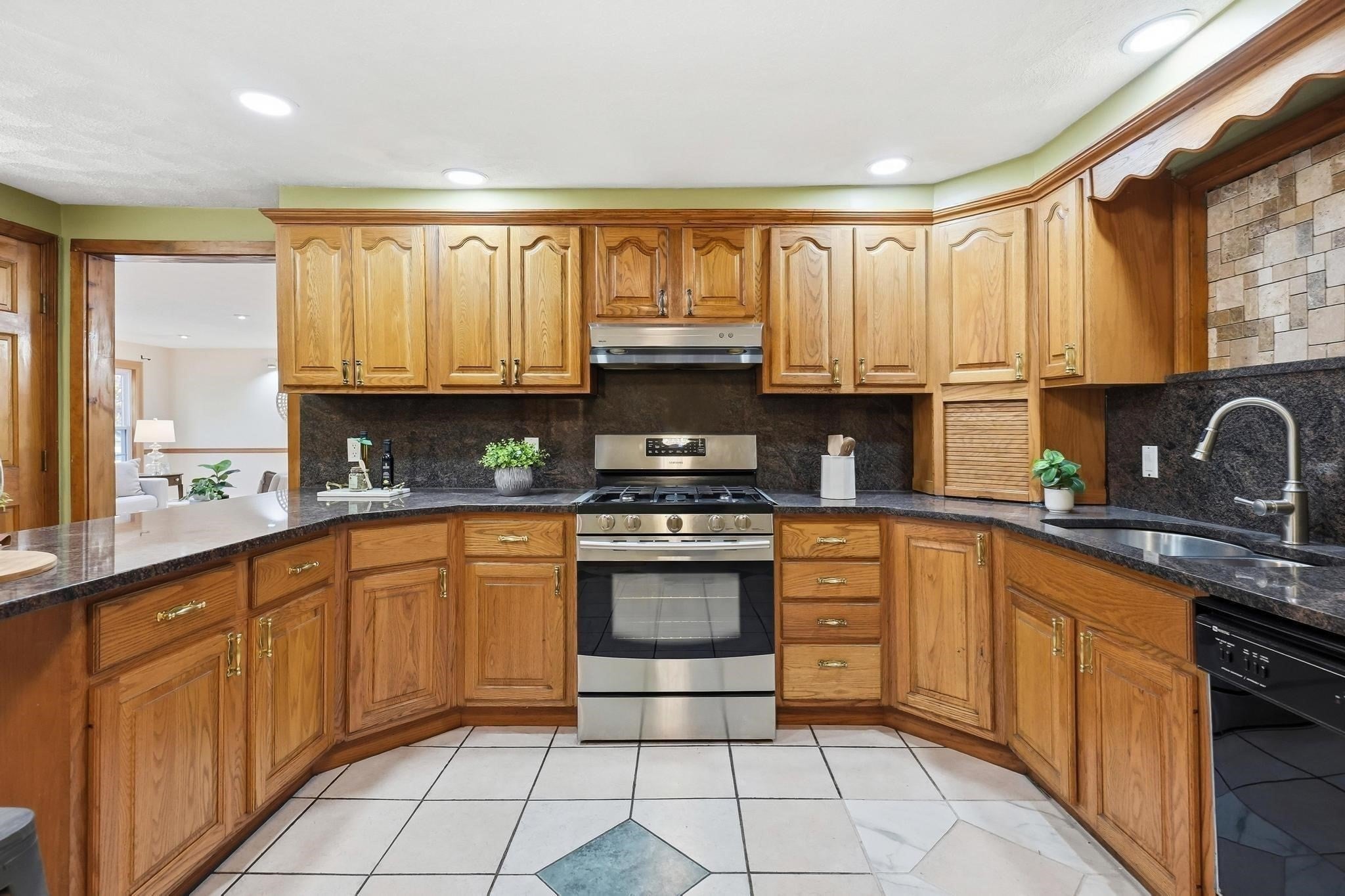 17 Pathwood Ave, Burlington, MA Photo #10