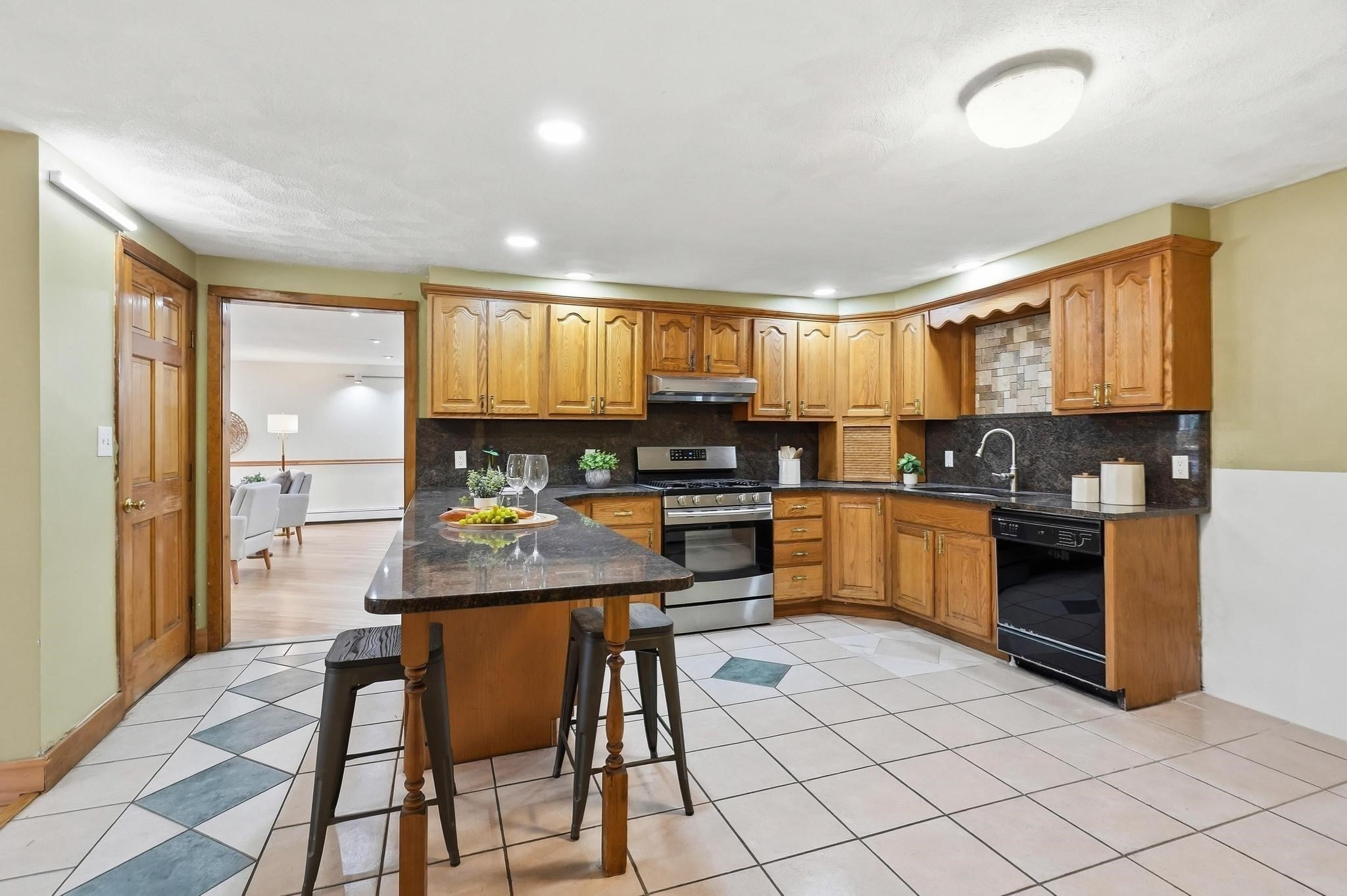 17 Pathwood Ave, Burlington, MA Photo #8