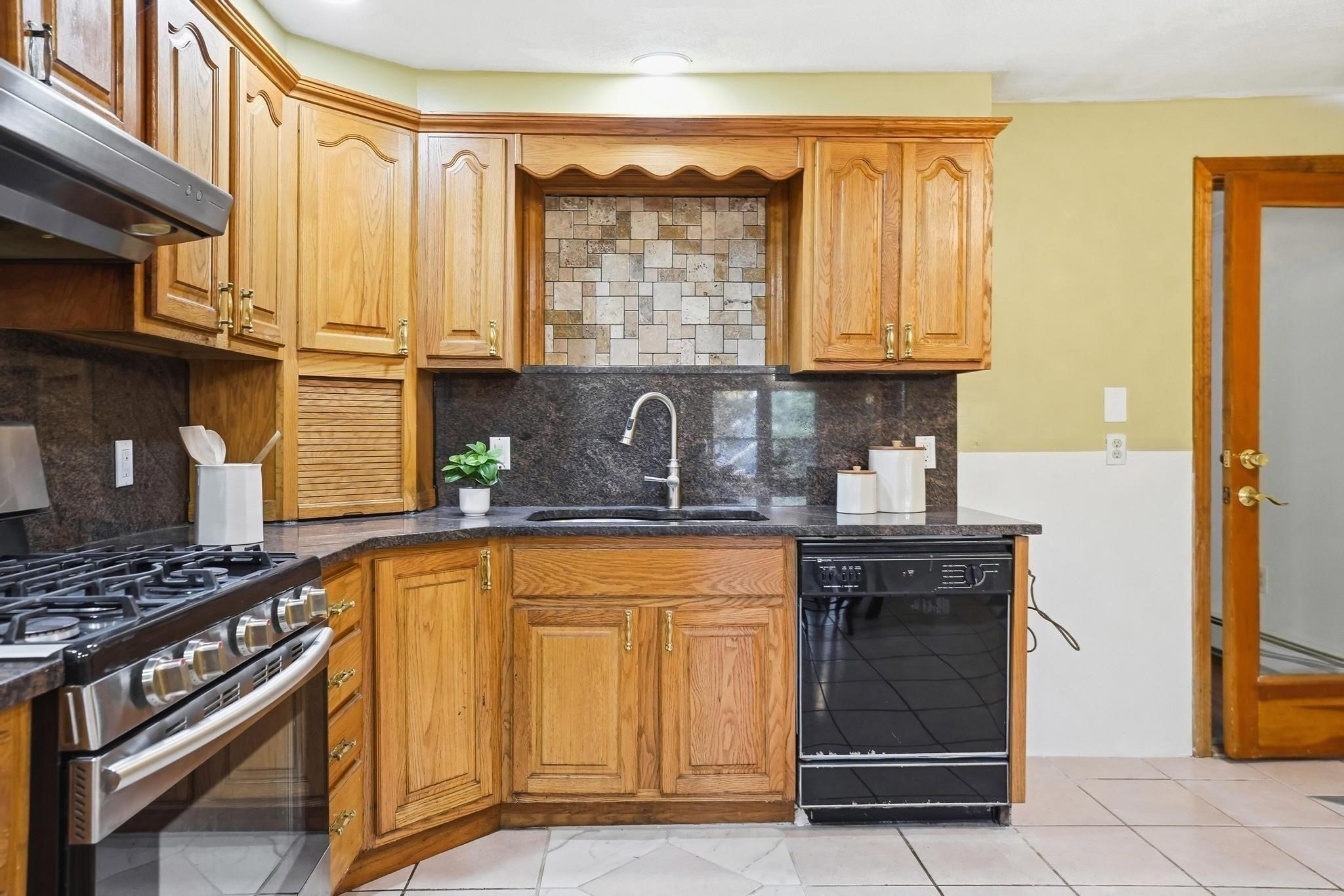17 Pathwood Ave, Burlington, MA Photo #11