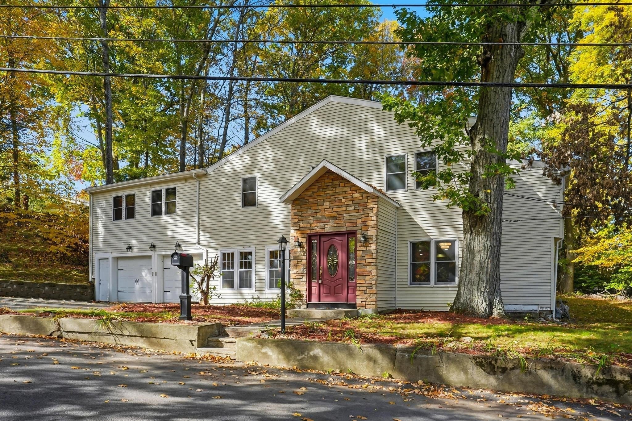 Photo of 17 Pathwood Ave, Burlington, MA