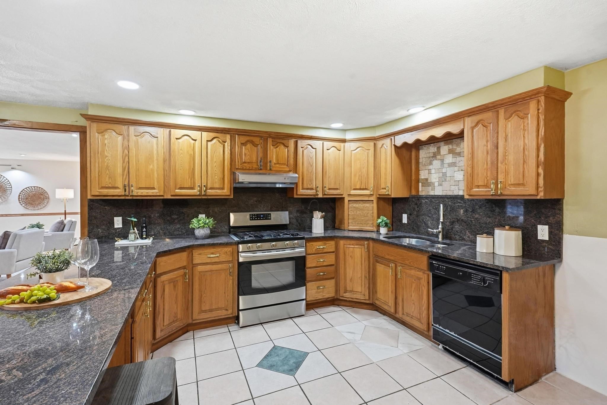 17 Pathwood Ave, Burlington, MA Photo #9