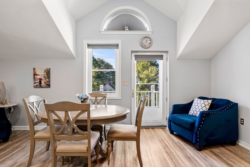 19 Paris St 302