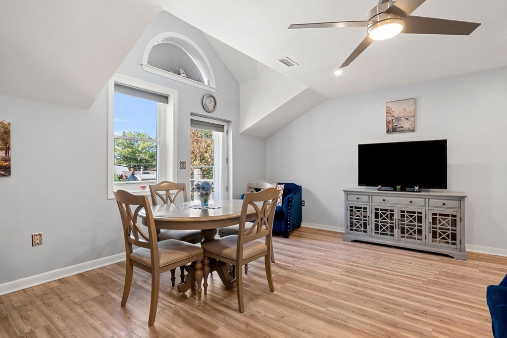 19 Paris St 302