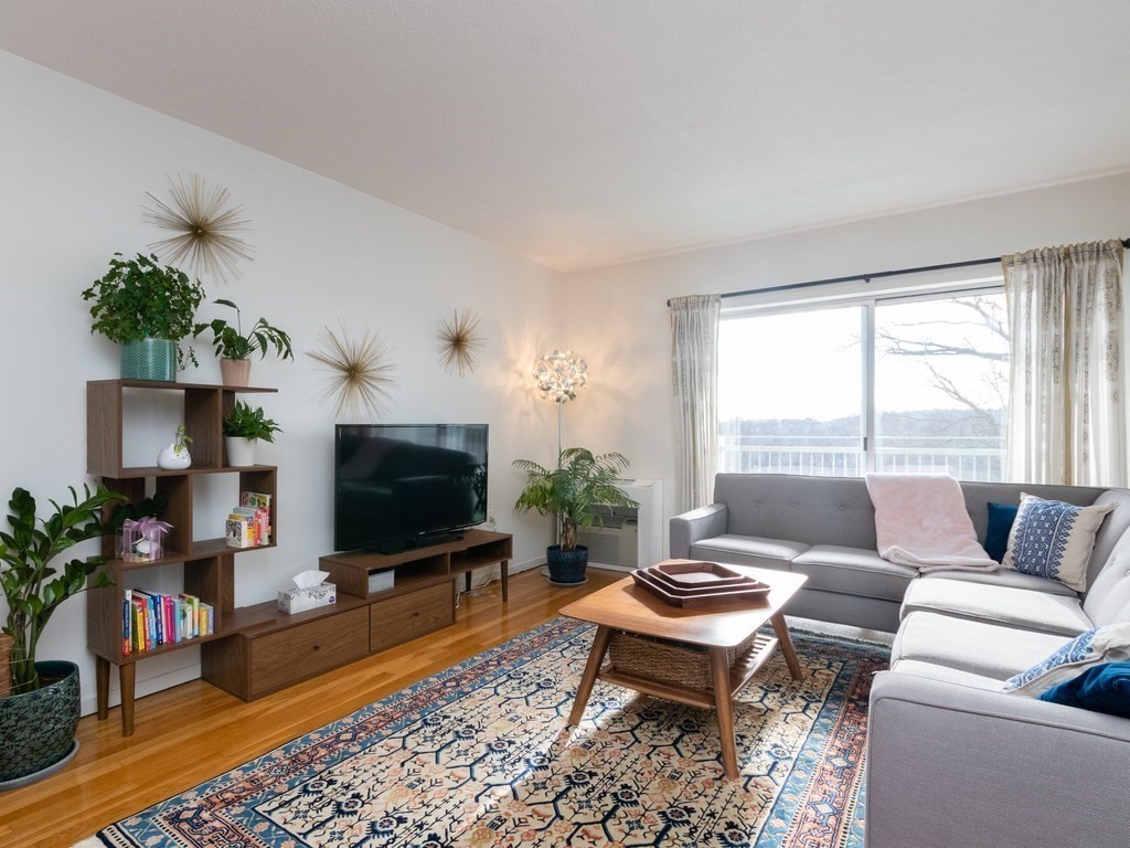 Watertown, Massachusetts 02472, United States, 2 Bedrooms Bedrooms, ,1 BathroomBathrooms,Residential,Active,127973