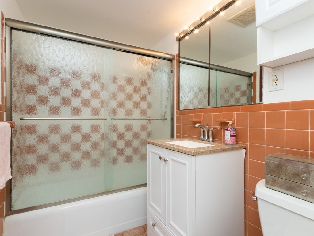 Watertown, Massachusetts 02472, United States, 2 Bedrooms Bedrooms, ,1 BathroomBathrooms,Residential,Active,127973