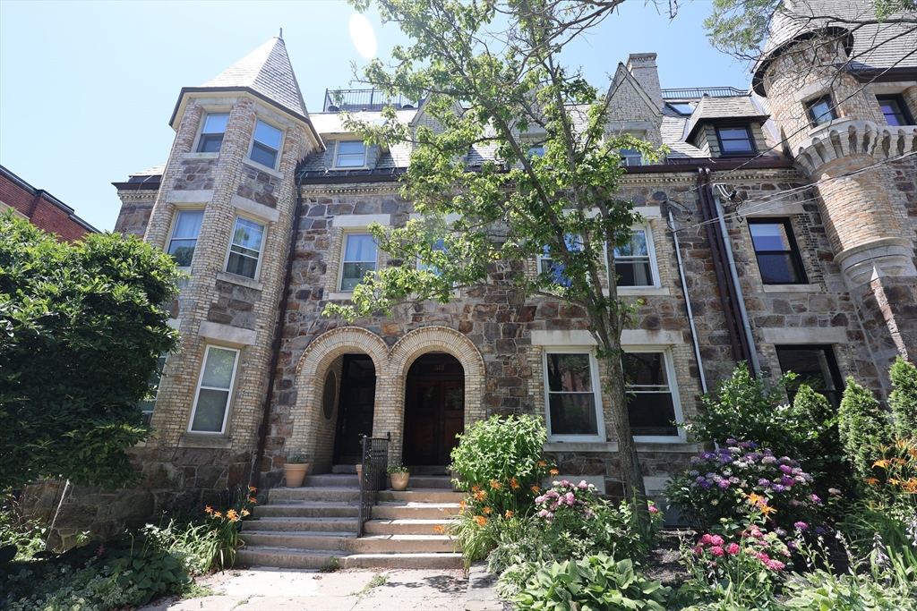 Click for 318 Tappan St #3, Brookline, MA slideshow