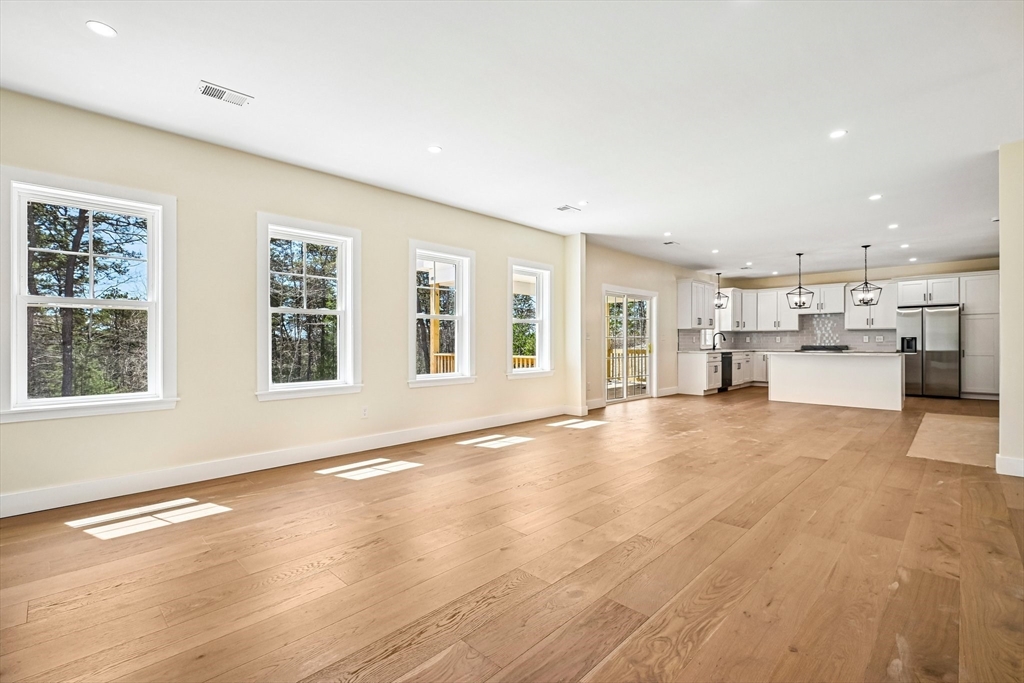 33 Seabiscuit Dr, Plymouth, MA Photo #4