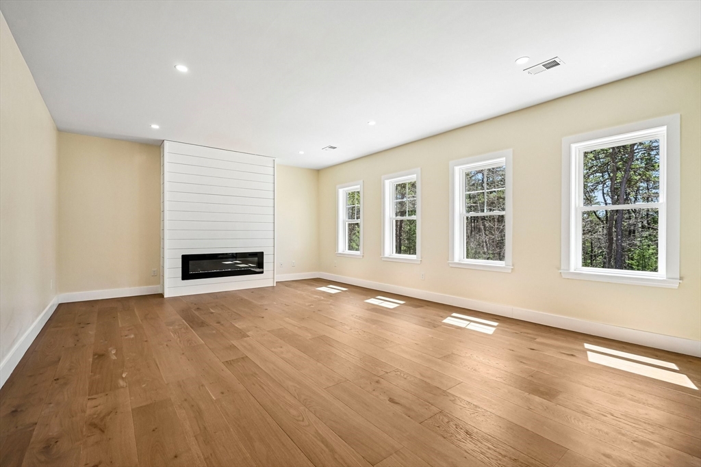 33 Seabiscuit Dr, Plymouth, MA Photo #3