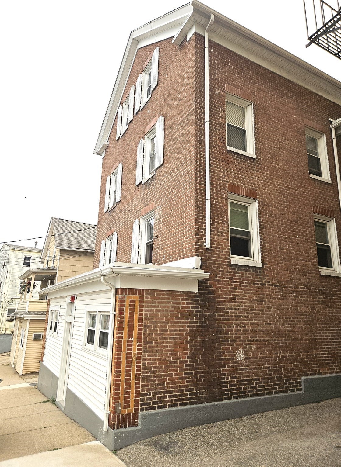 558 East School St