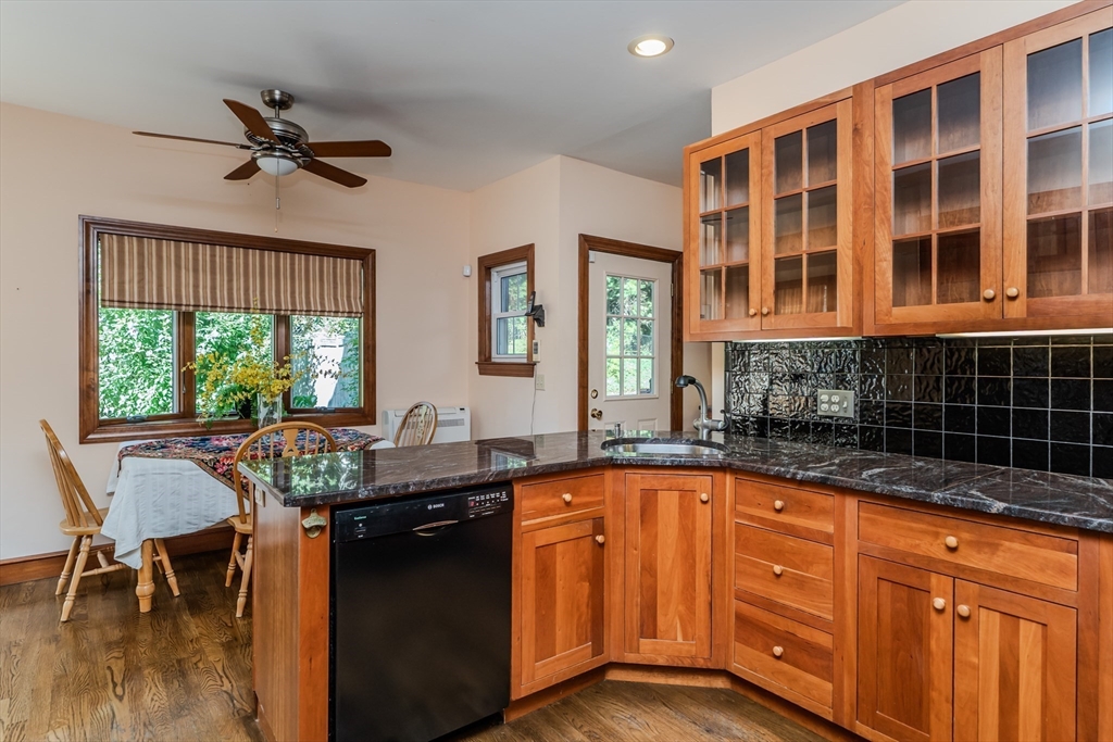 Holyoke, Massachusetts 01040, United States, 6 Bedrooms Bedrooms, ,3 BathroomsBathrooms,Residential,Active,203672