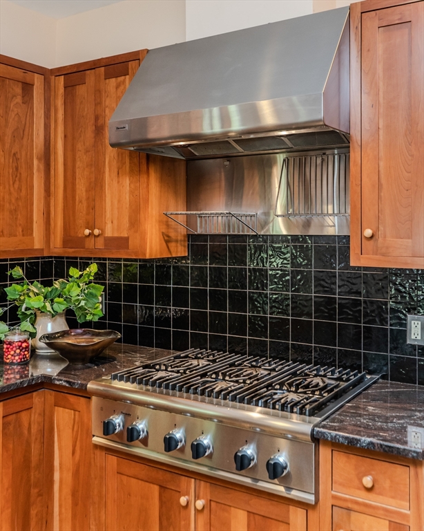 Holyoke, Massachusetts 01040, United States, 6 Bedrooms Bedrooms, ,3 BathroomsBathrooms,Residential,Active,203672