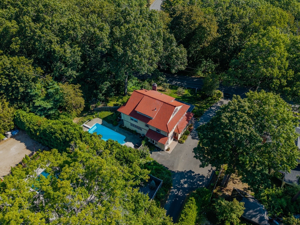 Holyoke, Massachusetts 01040, United States, 6 Bedrooms Bedrooms, ,3 BathroomsBathrooms,Residential,Active,203672