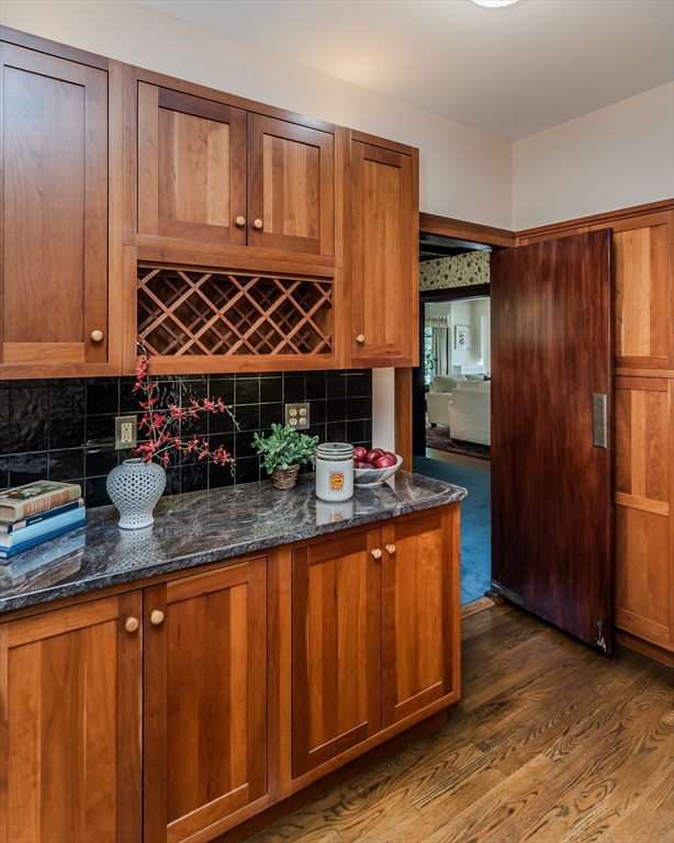 Holyoke, Massachusetts 01040, United States, 6 Bedrooms Bedrooms, ,3 BathroomsBathrooms,Residential,Active,203672