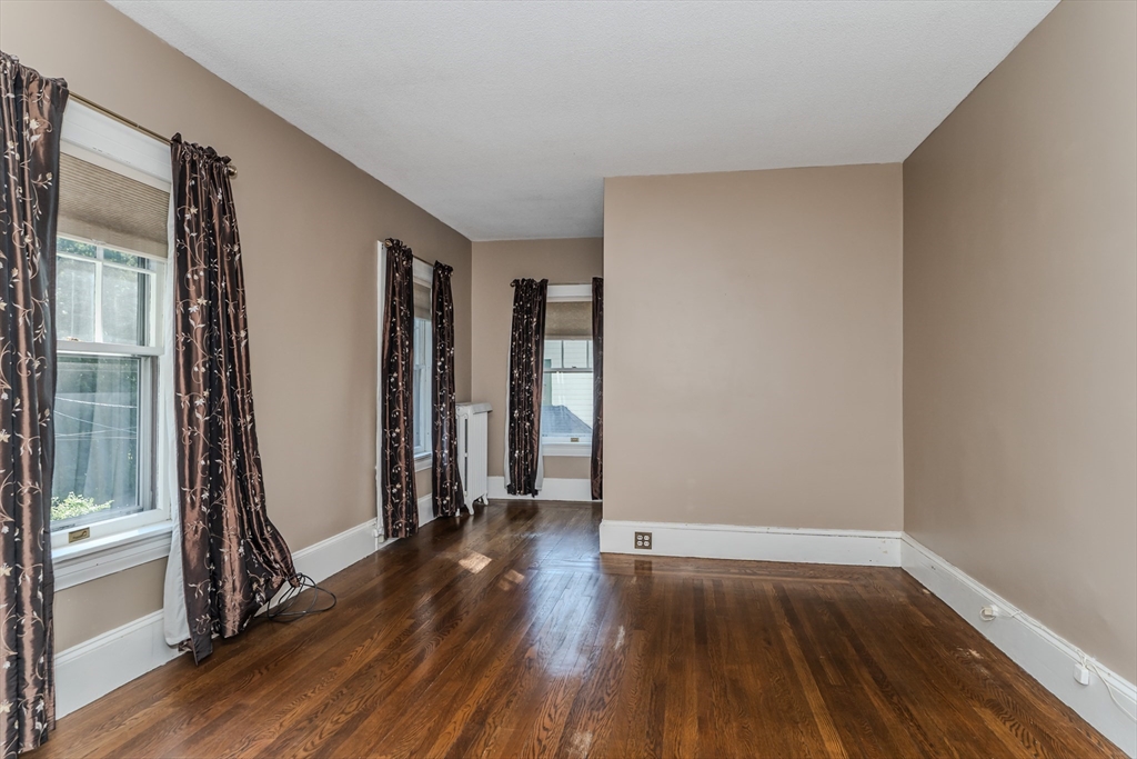 Holyoke, Massachusetts 01040, United States, 6 Bedrooms Bedrooms, ,3 BathroomsBathrooms,Residential,Active,203672