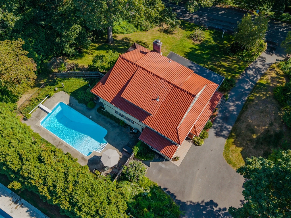 Holyoke, Massachusetts 01040, United States, 6 Bedrooms Bedrooms, ,3 BathroomsBathrooms,Residential,Active,203672