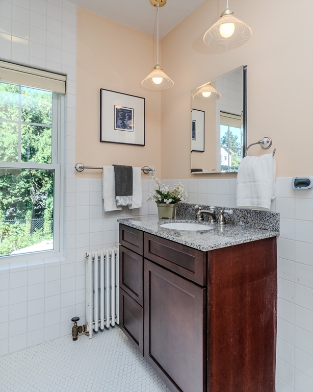 Holyoke, Massachusetts 01040, United States, 6 Bedrooms Bedrooms, ,3 BathroomsBathrooms,Residential,Active,203672