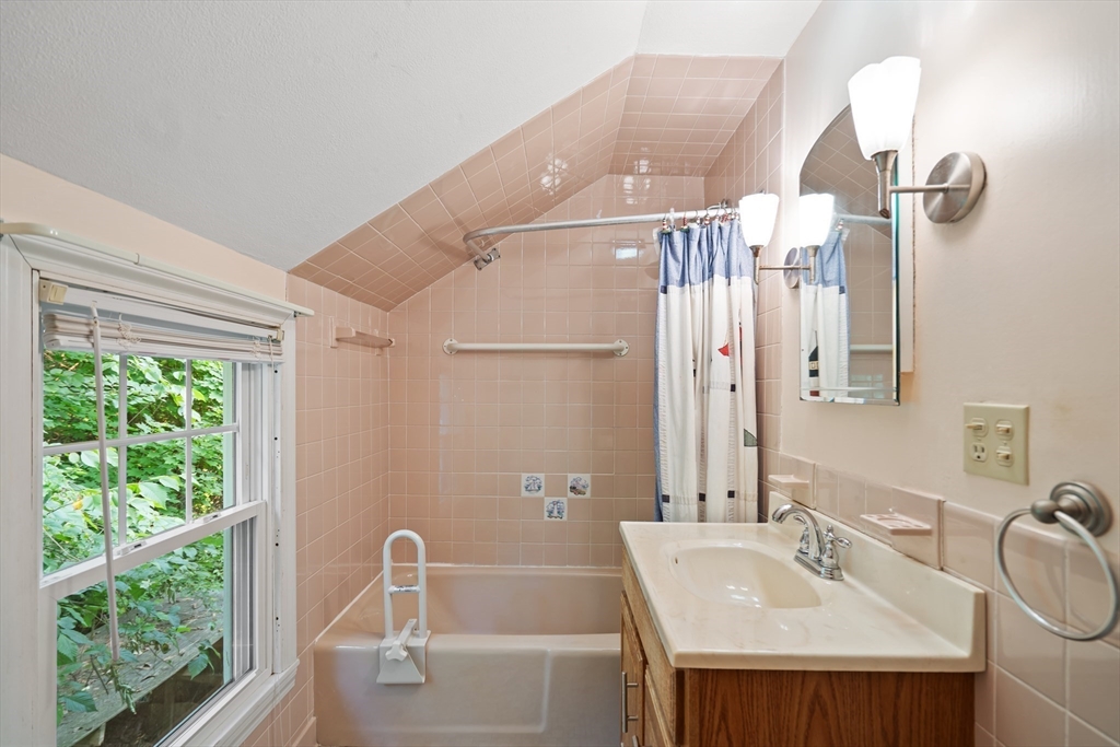 East Longmeadow, Massachusetts 01028, United States, 3 Bedrooms Bedrooms, ,2 BathroomsBathrooms,Residential,Pending,185963