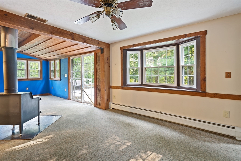 East Longmeadow, Massachusetts 01028, United States, 3 Bedrooms Bedrooms, ,2 BathroomsBathrooms,Residential,Pending,185963