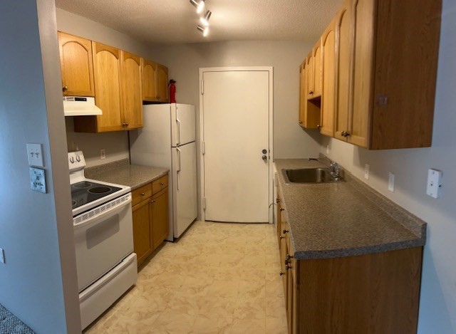 14 Village Way 23