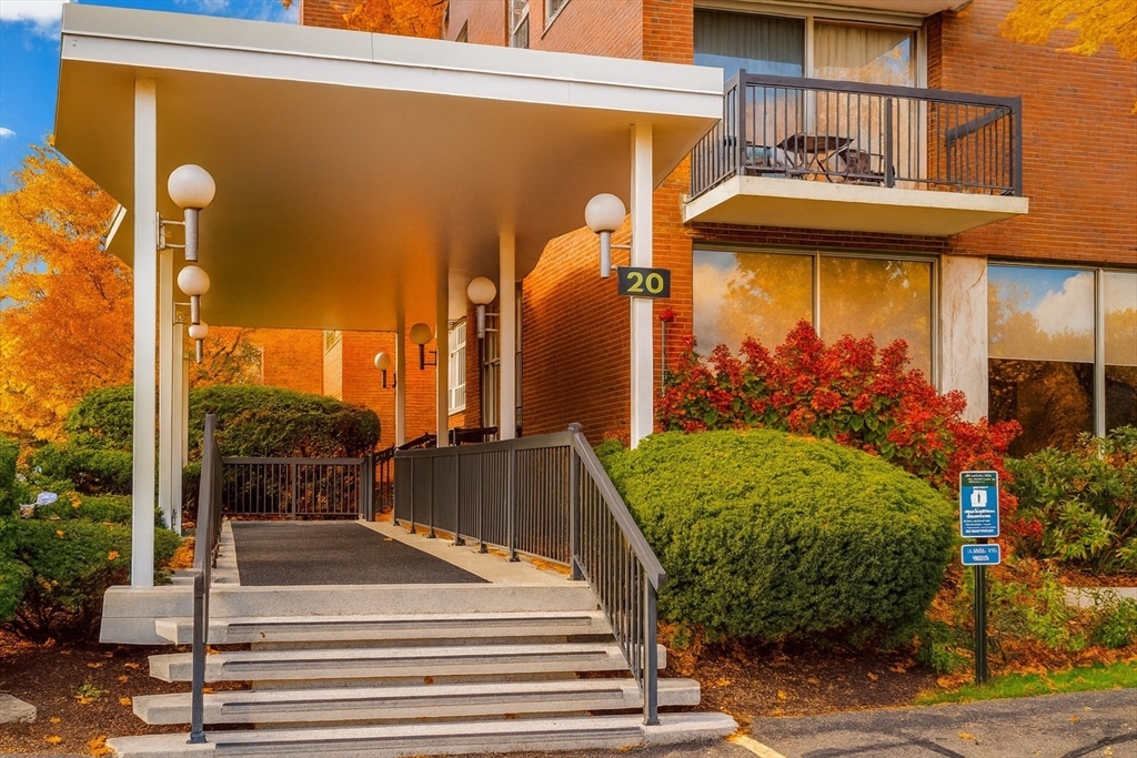 20 Hammond Pond Pkwy 606