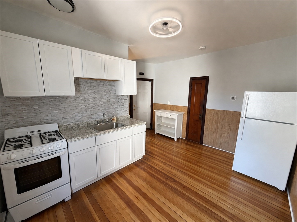 Click for 869 Brock Ave #2S, New Bedford, MA slideshow