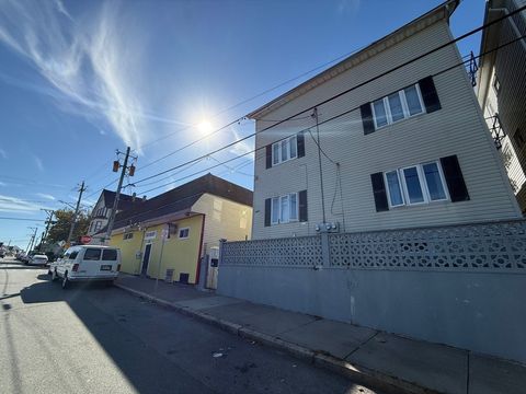 208 Snell St Fall River MA 02721