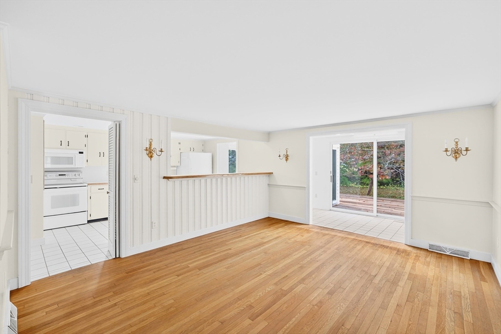 Chatham, Massachusetts 02633, United States, 5 Bedrooms Bedrooms, ,3 BathroomsBathrooms,Residential,Active,225419