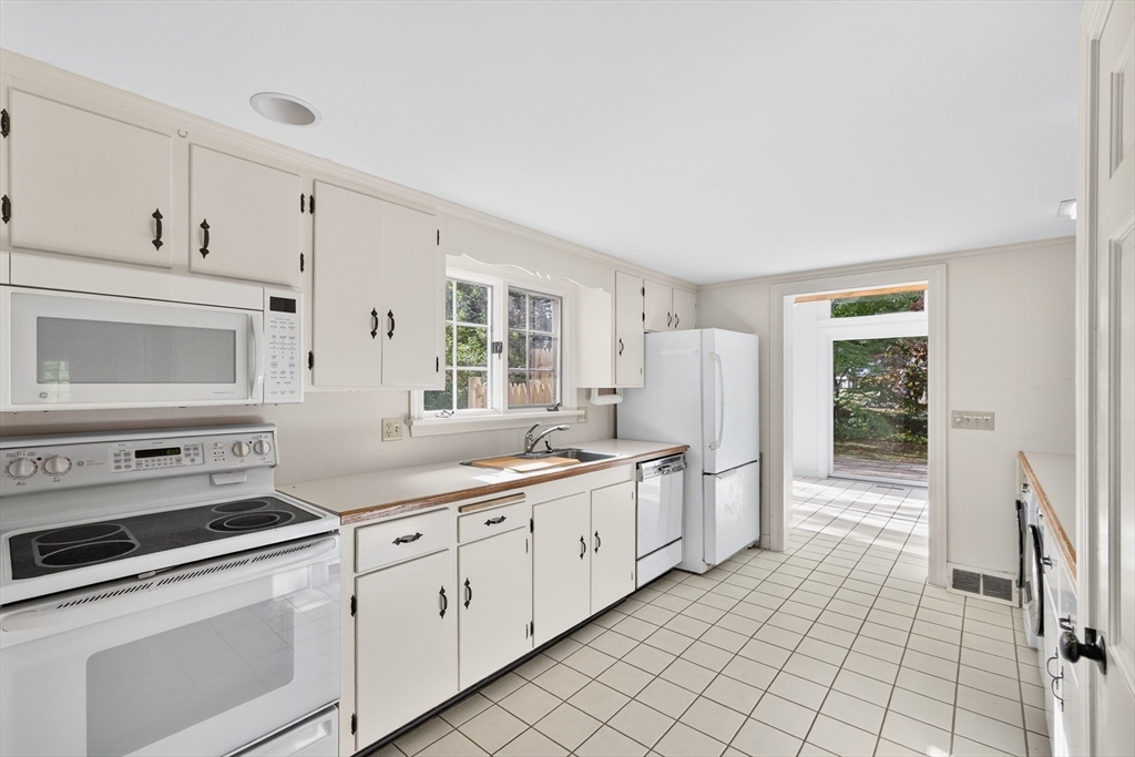 Chatham, Massachusetts 02633, United States, 5 Bedrooms Bedrooms, ,3 BathroomsBathrooms,Residential,Active,225419