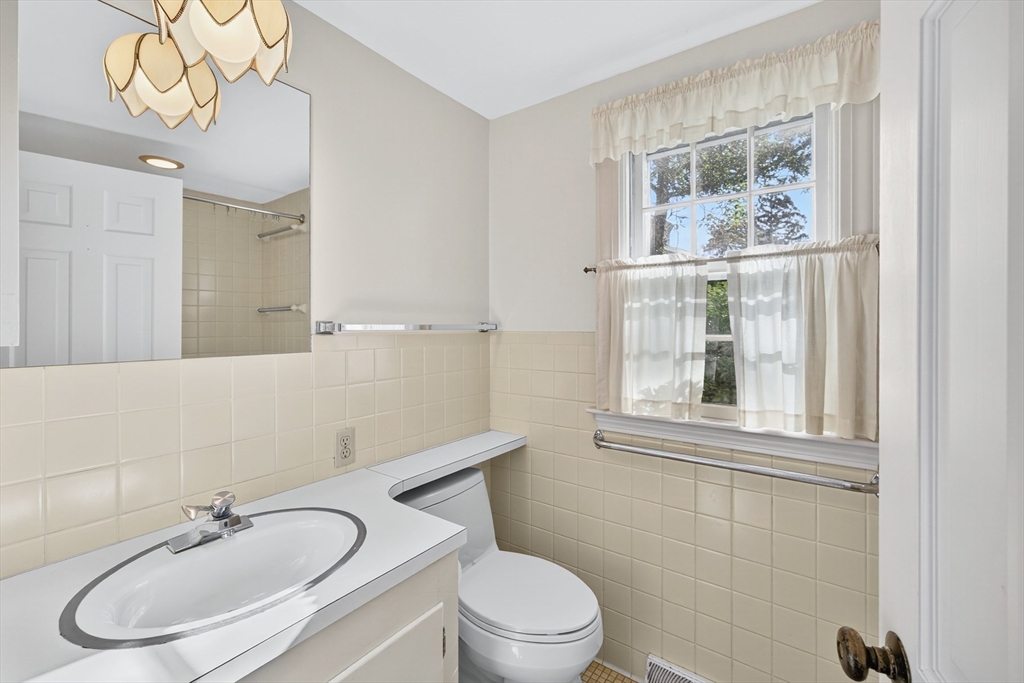 Chatham, Massachusetts 02633, United States, 5 Bedrooms Bedrooms, ,3 BathroomsBathrooms,Residential,Active,225419