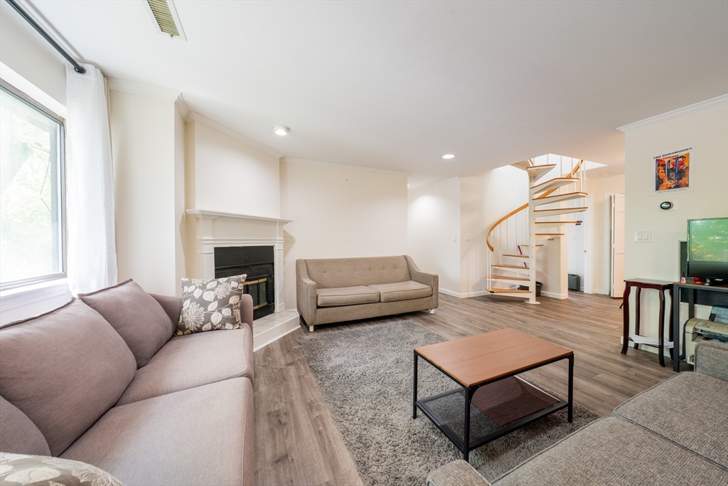 19 Burnham St C2