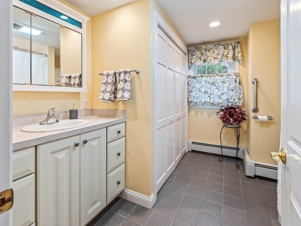 18 Crown St, Spencer, MA Photo #18