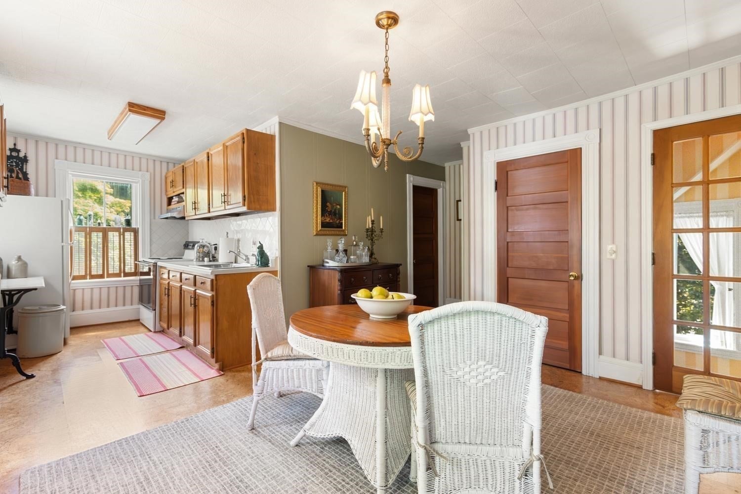 8 Leonard Cir, Medford, MA Photo #32