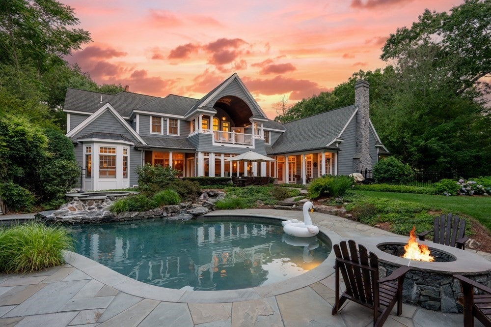Photo of 11 Black Horse Lane, Andover, MA