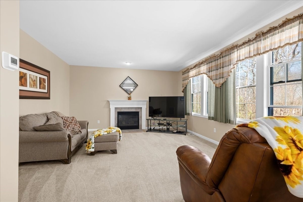 16 Blackstone Ln