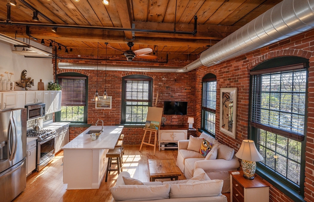 25 Pond St #210, Amesbury, MA Photo #2