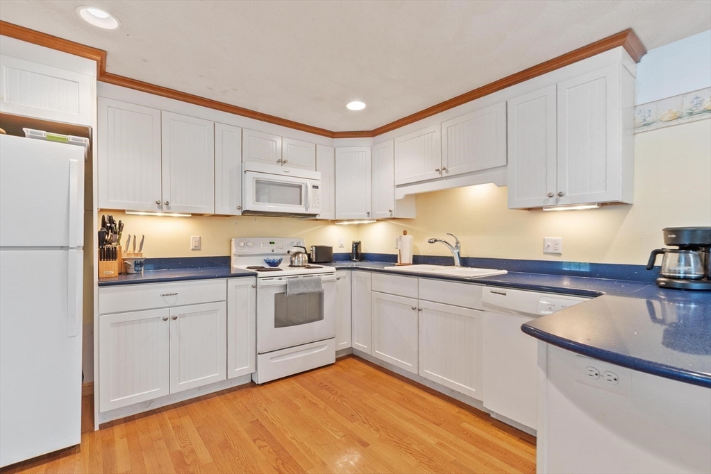 10 Meadowglen Rd, Billerica, MA Photo #10